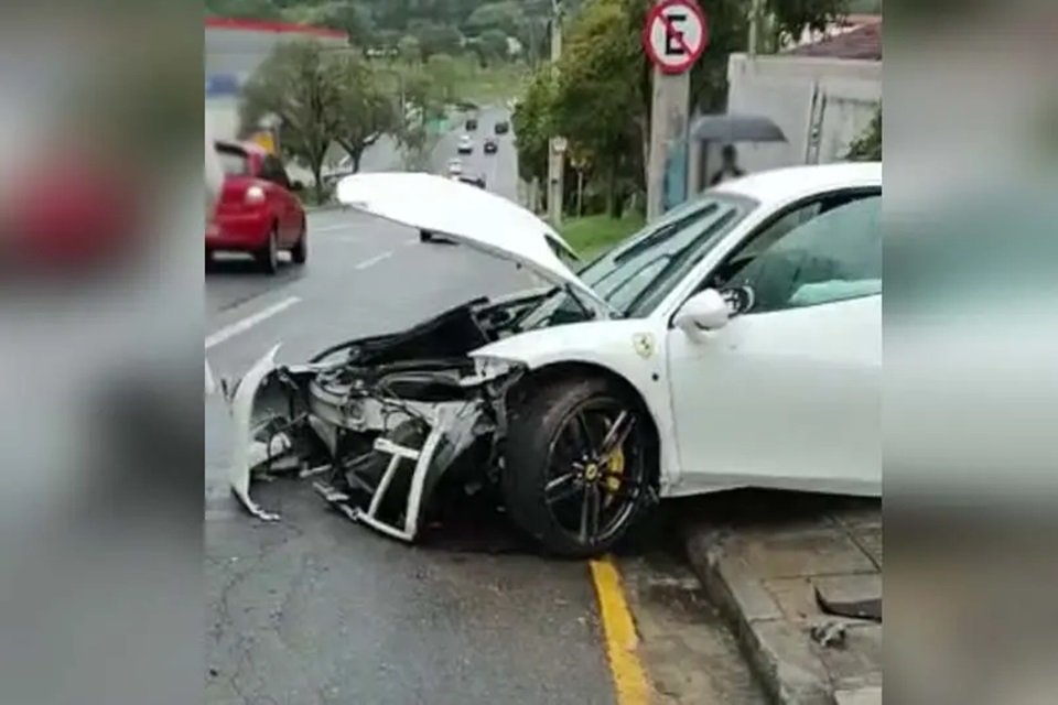 Imagem colorida mostra Ferrari branca com a frente destruída após acidente em Curitiba - Metrópoles