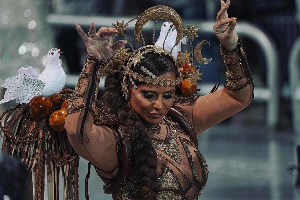 Viviane Araújo em desfile da Mancha Verde no Carnaval 2023 em SP