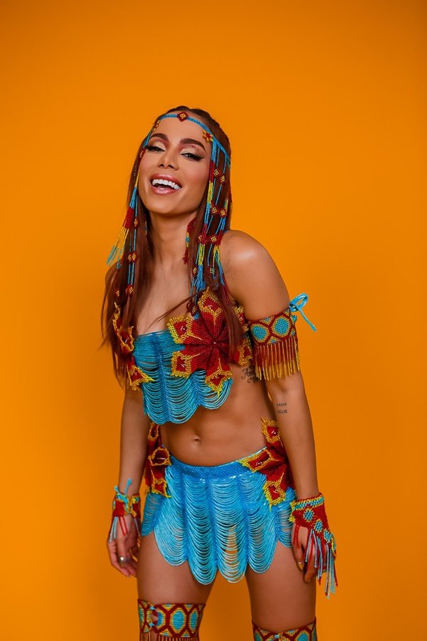 Anitta com look indígena colorido em azuil e laranja - Zig Proxy