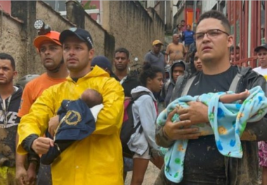 imgem colorida homens segurando bebes chuva