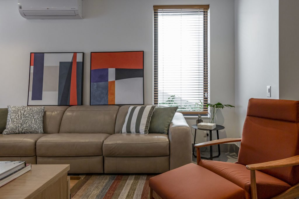 Foto da sala da casa após a reforma