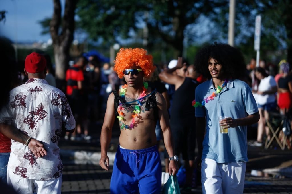 Raparigueiros leva multidão ao Eixo Monumental no 3º dia de Carnaval ...