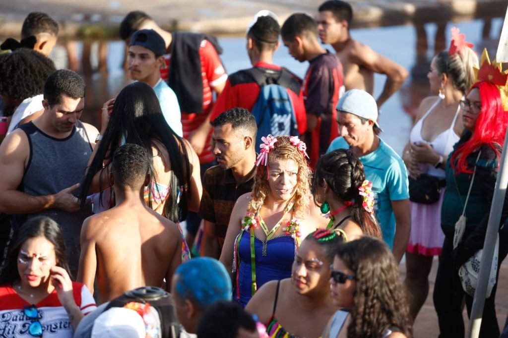 Raparigueiros leva multidão ao Eixo Monumental no 3º dia de Carnaval ...