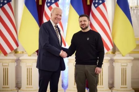 Imagem colorida mostra Biden e Zelensky se encontram na Ucrânia - Metrópoles