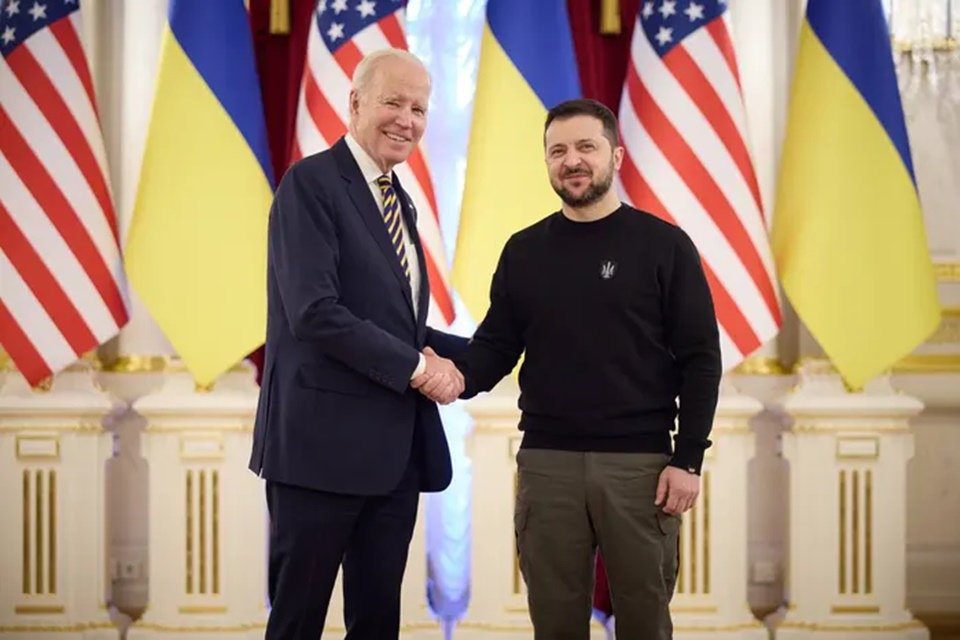 A imagem colorida mostra reunião de Biden e Zelensky na Ucrânia
