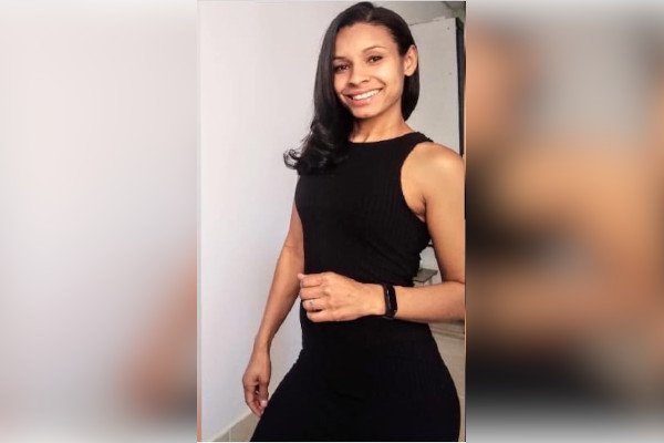 mulher negra de vestido preto