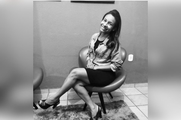 mulher sentada em poltrona com pernas cruzadas