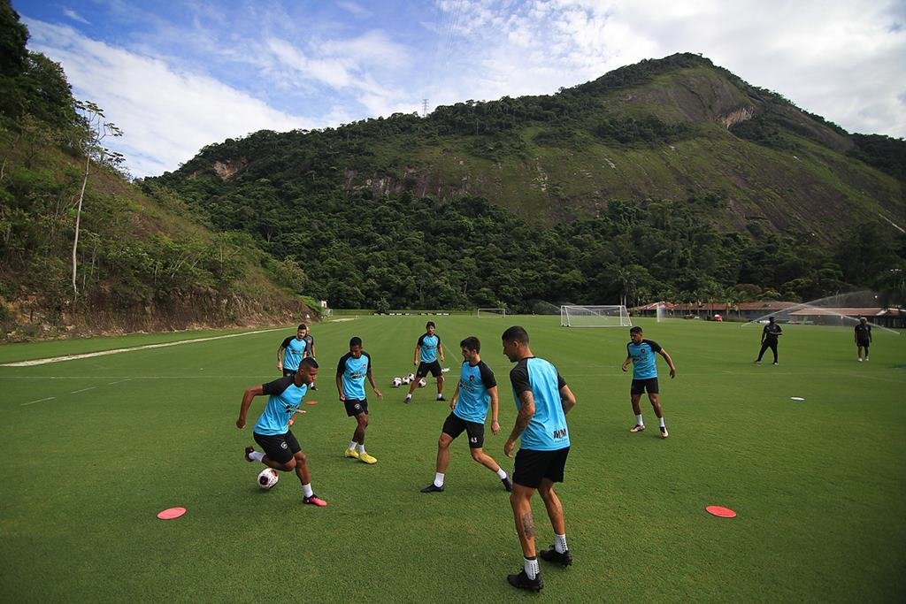 Jogadores do Botafogo treinando