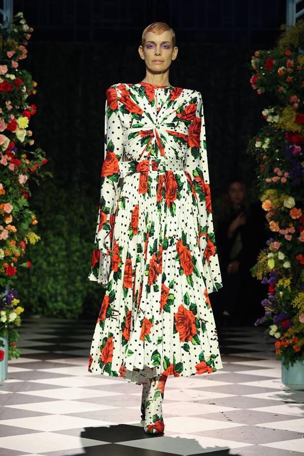 Na passarela, a modelo usa vestido maxi manga longa com estampa floral - Zig Proxy