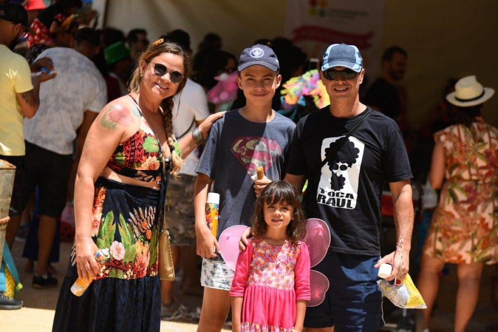 família posa para foto em bloco de carnaval - metrópoles