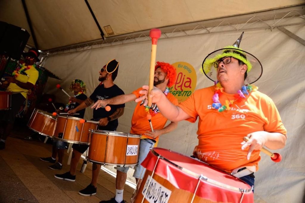 banda tocando em bloquinho de Carnaval - metrópoles