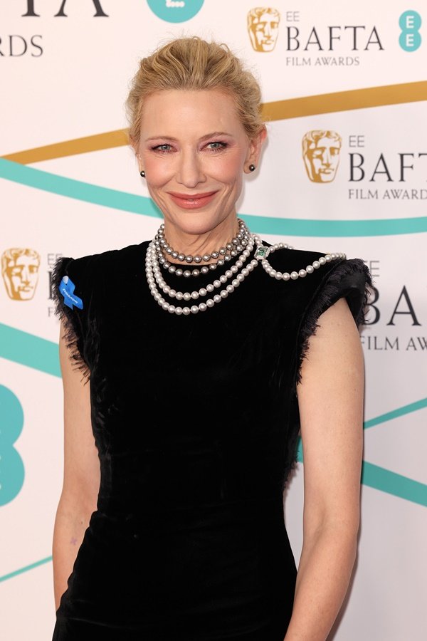 Cate Blanchett no tapete vermelho do Bafta usando um vestido preto da marca Maison Margiela combinado com um colar de pérolas - Zig Proxy 