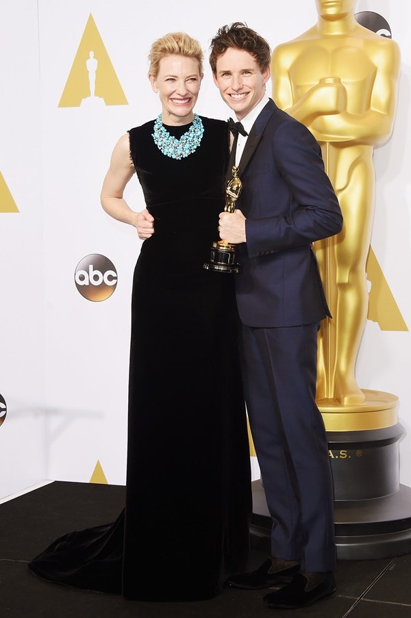 Cate Blanchett ao lado de redmayne usa vestido longo preto de veludo com colar grande da joalheria Tiffany. A peça traz pedras no azul turquesa característico da marca - Zig Proxy