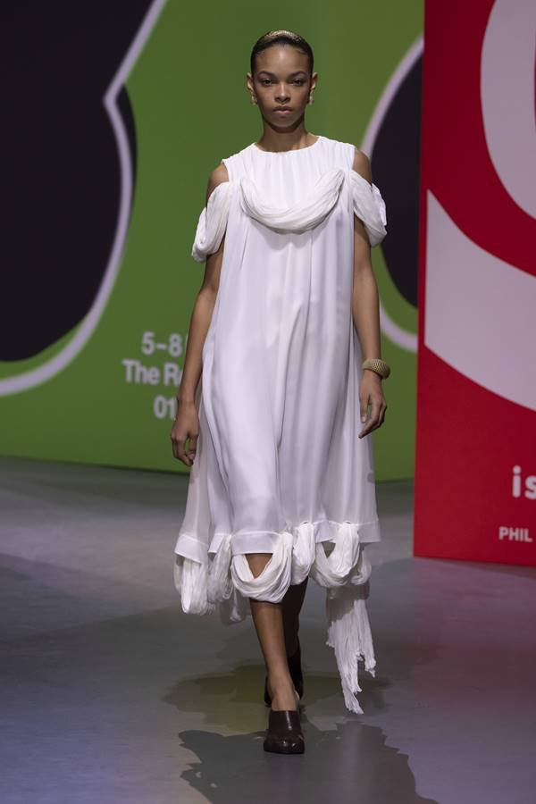 Na passarela, modelo usa vestido grego esvoaçante branco - Zig Proxy