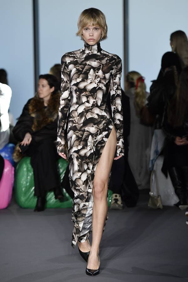 Na passarela, modelo desfila com vestido estampado de camundongos gola alta - Zig Proxy
