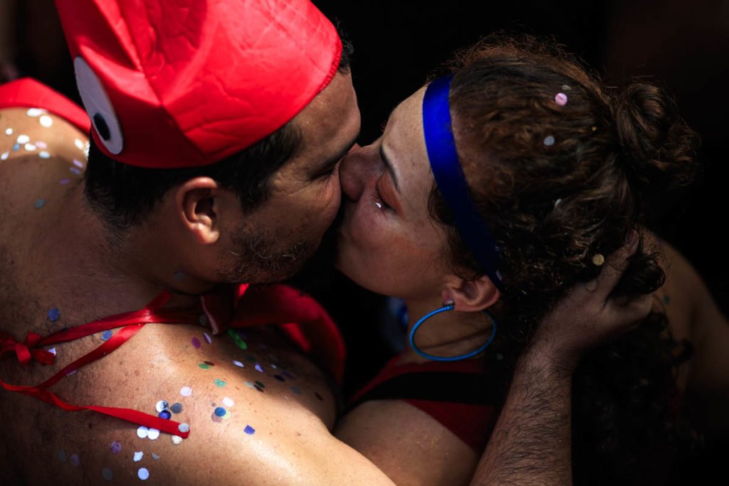 casal se beija durante festa anual conhecida como 