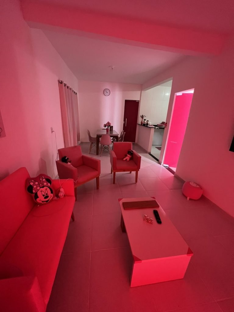 Imagem colorida de uma casa rosa - Metrópoles