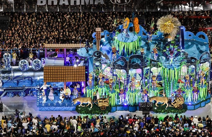 Imagens coloridas do desfile da Portela no Carnaval do Rio de Janeiro - Metrópoles