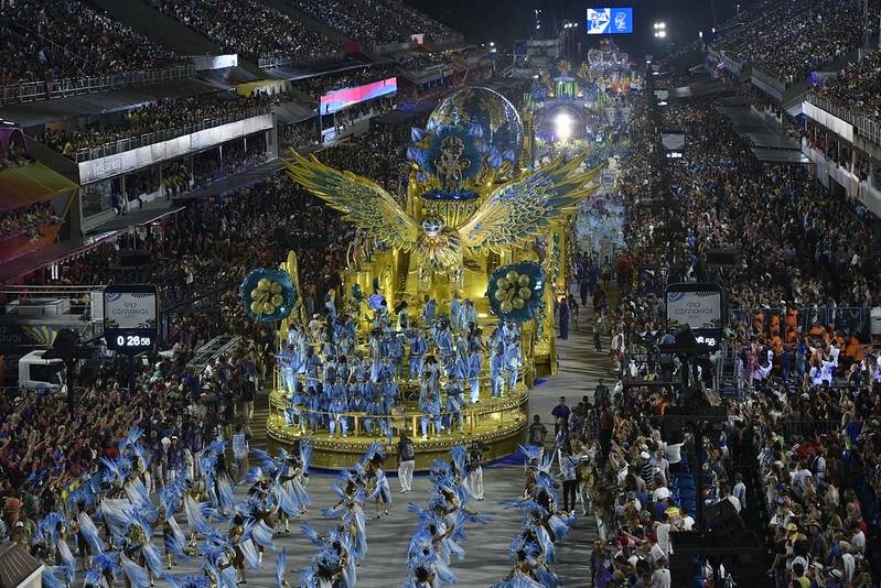 Imagens coloridas do desfile da Portela no Carnaval do Rio de Janeiro - Metrópoles