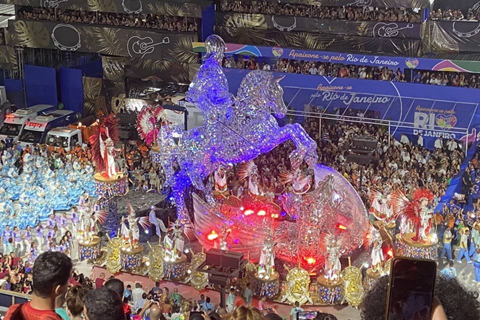 Foto colorida do desfile da Vila Isabel no Carnaval do Rio de Janeiro - Metrópoles