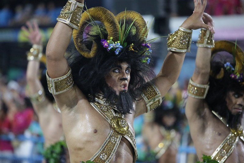 Foto colorida do desfile da Vila Isabel no Carnaval do Rio de Janeiro - Metrópoles