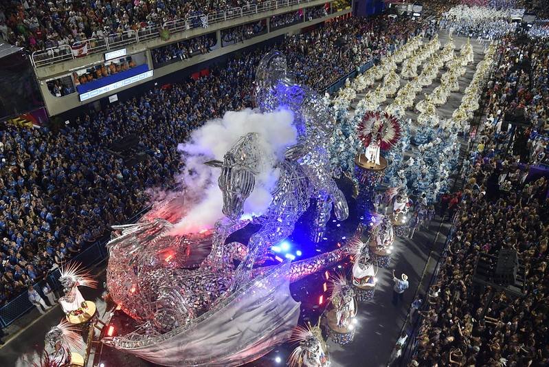 Foto colorida do desfile da Vila Isabel no Carnaval do Rio de Janeiro - Metrópoles