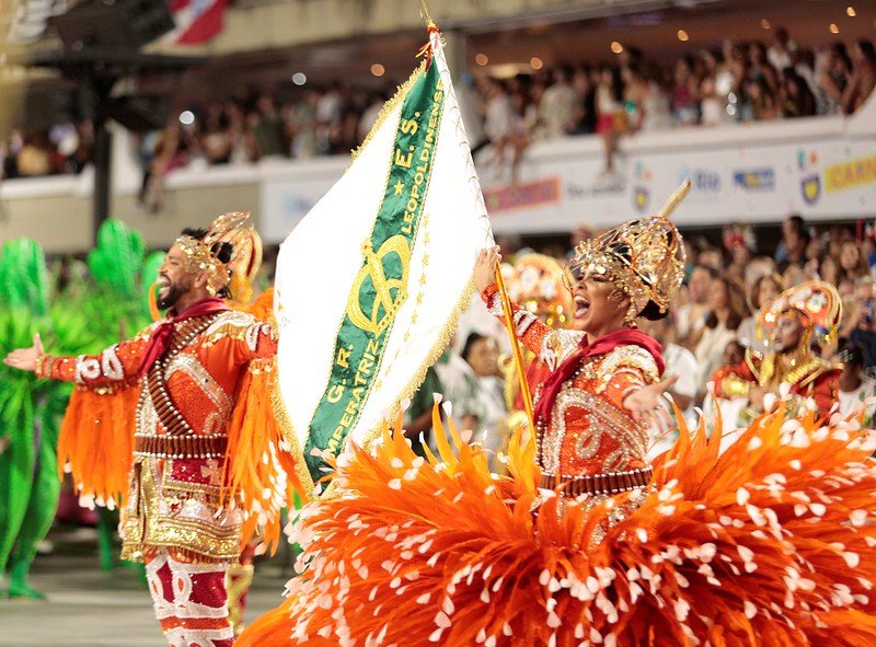 Foto colorida do desfile da Imperatriz no Carnaval do Rio de Janeiro