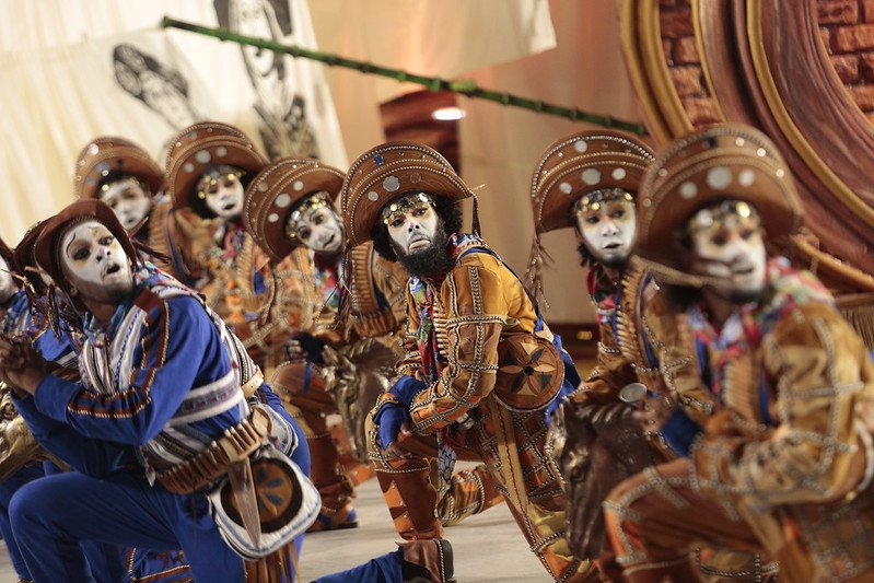 Foto colorida do desfile da Imperatriz no Carnaval do Rio de Janeiro