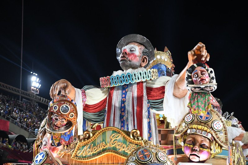Foto colorida do desfile da Imperatriz no Carnaval do Rio de Janeiro