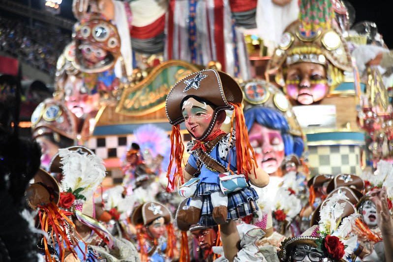 Foto colorida do desfile da Imperatriz no Carnaval do Rio de Janeiro