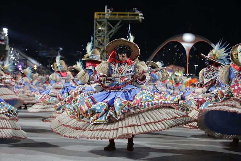 Foto colorida do desfile da Imperatriz no Carnaval do Rio de Janeiro