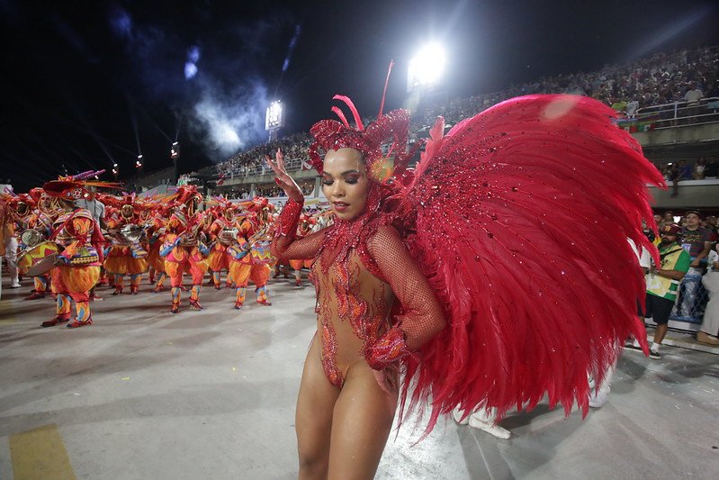 Foto colorida do desfile da Imperatriz no Carnaval do Rio de Janeiro
