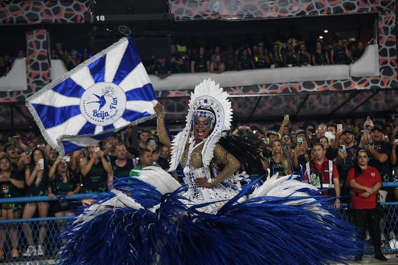 Imagem colorida do desfile da Beija-Flor no Carnaval do Rio de Janeiro - Metrópoles