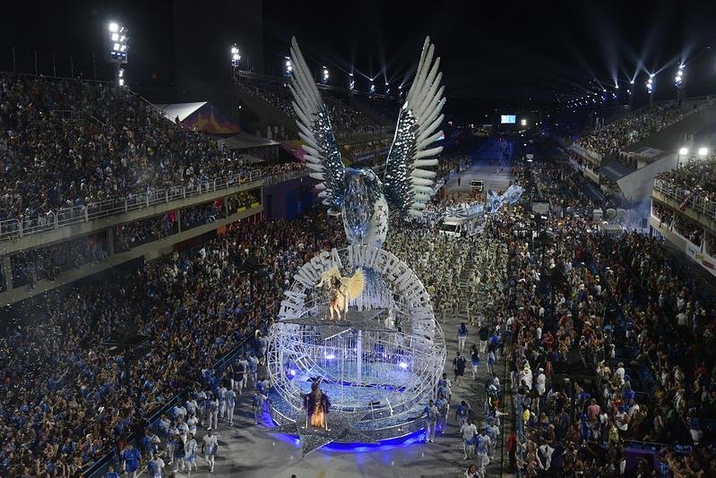 Imagem colorida do desfile da Beija-Flor no Carnaval do Rio de Janeiro - Metrópoles