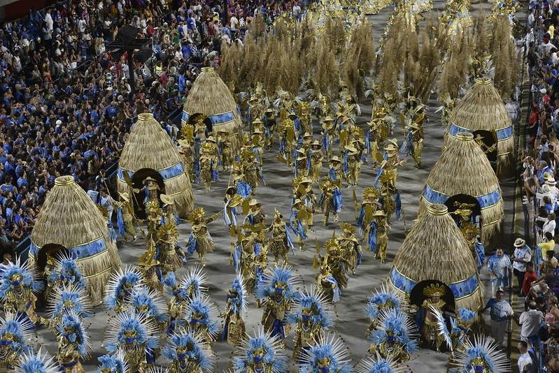 Imagem colorida do desfile da Beija-Flor no Carnaval do Rio de Janeiro - Metrópoles