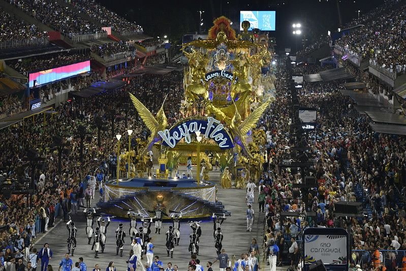 Imagem colorida do desfile da Beija-Flor no Carnaval do Rio de Janeiro - Metrópoles