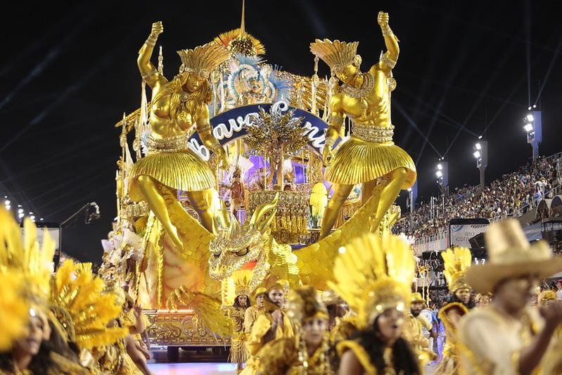 Imagem colorida do desfile da Beija-Flor no Carnaval do Rio de Janeiro - Metrópoles