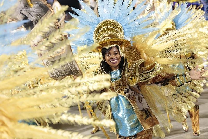 Imagem colorida do desfile da Beija-Flor no Carnaval do Rio de Janeiro - Metrópoles
