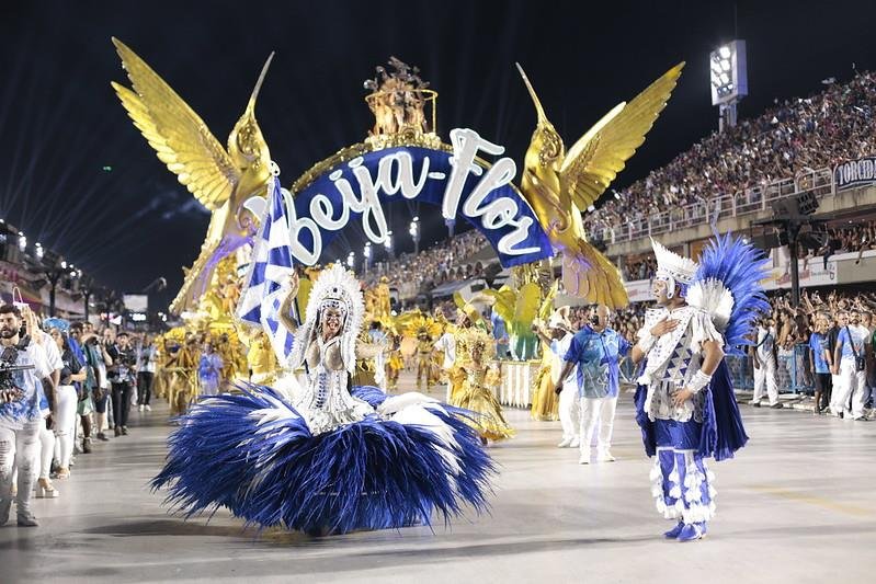Imagem colorida do desfile da Beija-Flor no Carnaval do Rio de Janeiro - Metrópoles