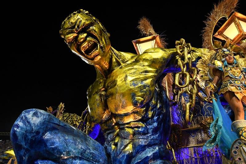 Imagem colorida do desfile da Beija-Flor no Carnaval do Rio de Janeiro - Metrópoles