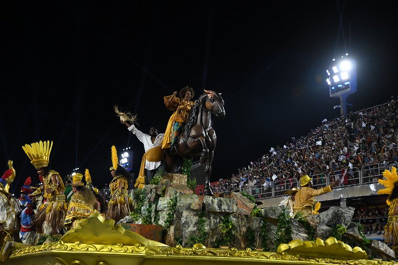 Imagem colorida do desfile da Beija-Flor no Carnaval do Rio de Janeiro - Metrópoles