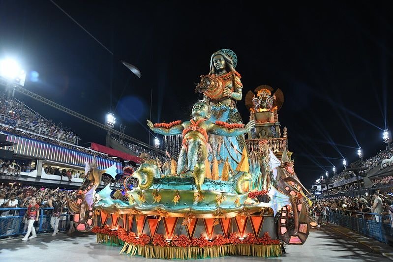 Imagem colorida do desfila da Unidos da Viradouro no Carnaval do Rio de Janeiro - Metrópoles