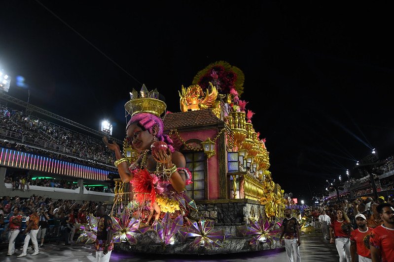 Imagem colorida do desfila da Unidos da Viradouro no Carnaval do Rio de Janeiro - Metrópoles