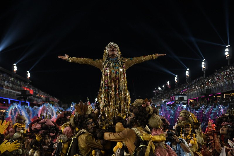 Imagem colorida do desfile da Unidos da Viradouro no Carnaval do Rio de Janeiro - Zig Proxy
