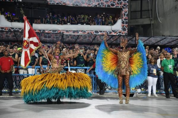 Imagem colorida do desfila da Unidos da Viradouro no Carnaval do Rio de Janeiro - Metrópoles