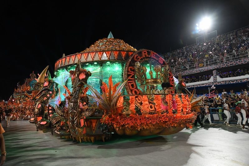 Imagem colorida do desfile da Unidos da Viradouro no Carnaval do Rio de Janeiro - Zig Proxy