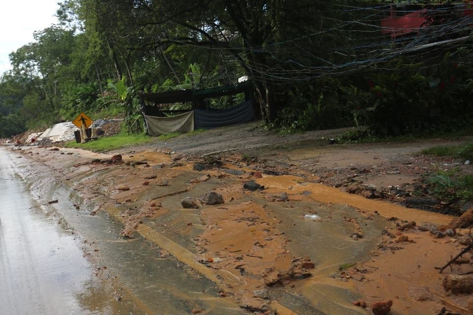 A imagem colorida mostra cenas de lama e destruição em São Sebastião no litoral de São Paulo - Metrópolis