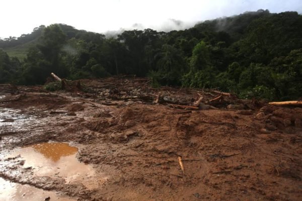 Imagem colorida mostra Cenas de lama e destruição em São Sebastião no litoral de São Paulo - Metrópoles