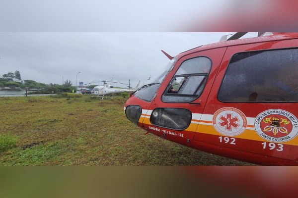 helicóptero vermelho em gramado