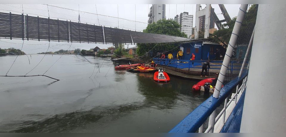 rio com barcos vermelhos encostados na margem